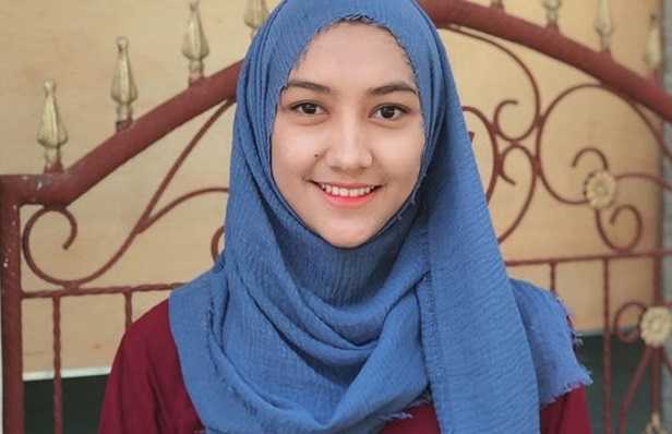 4 Cara Memakai Hijab Pashmina Simpel Warna Biru yang Fresh