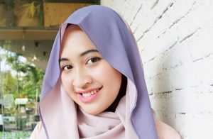 6 Cara Mudah Memakai Hijab Pashmina 2 Warna