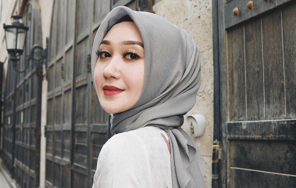 6 Cara Mudah Memakai Hijab Pashmina ala Dian Pelangi