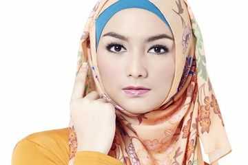 Cara Memakai Hijab Pashmina Motif Bunga Besar dan Kecil