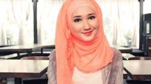 Ladies, Ini Tips Memakai Hijab Pashmina Kaos Hanya 1 Menit