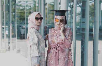 Ladies, Ini Tips Memakai Hijab Pasmina Modis dan Simpel Untuk Wisuda