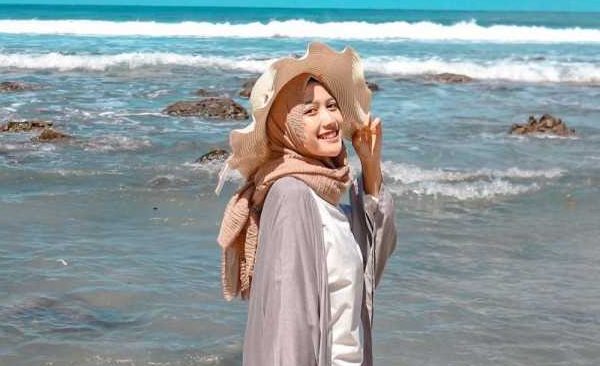 Model Busana Baju Muslim yang Cocok Saat Berpergian dan Rekreasi