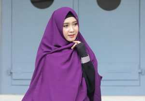 Mau tau? Tips Memakai Hijab Pashmina Warna Ungu