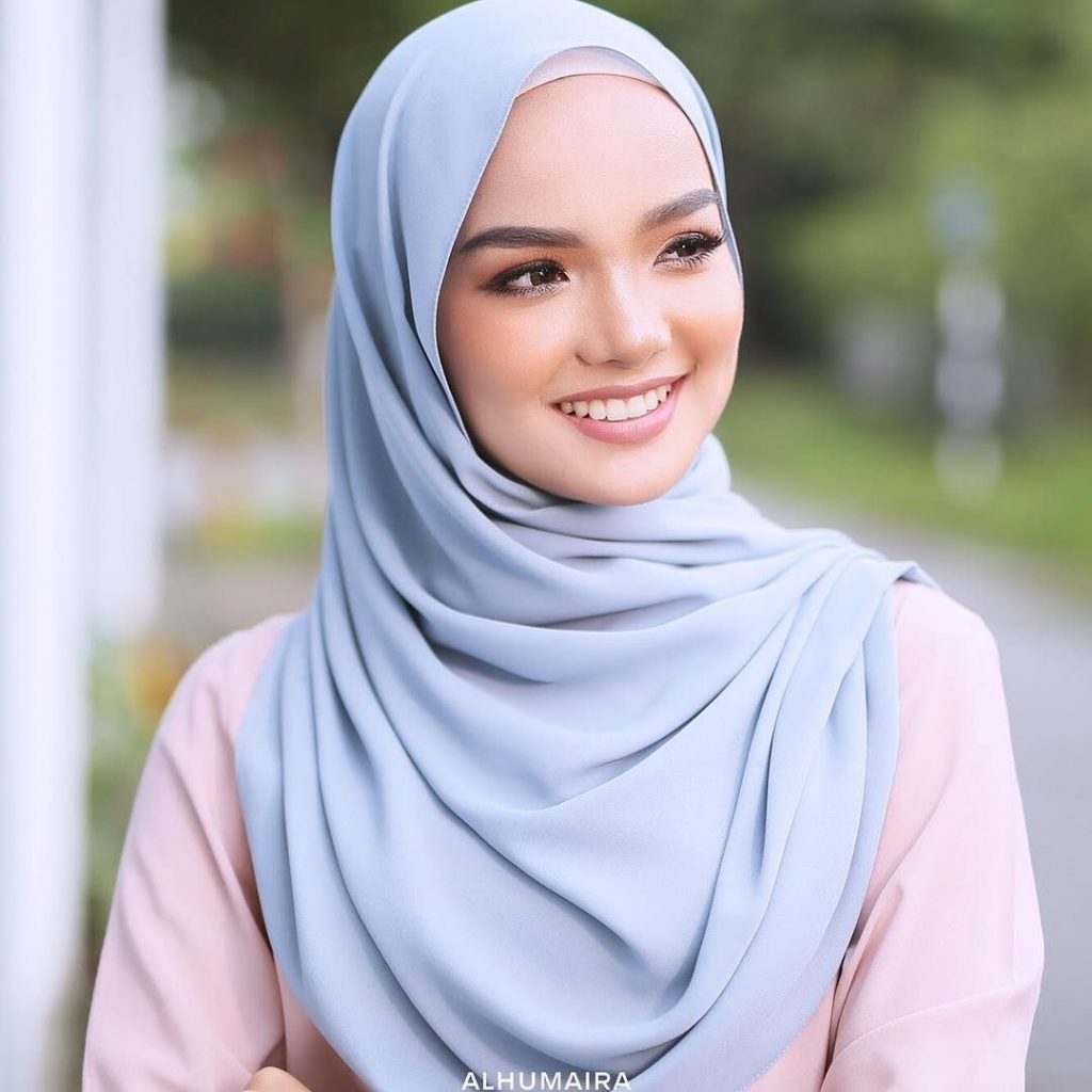 Tips Menggunakan Hijab Pashmina Chiffon Warna Biru