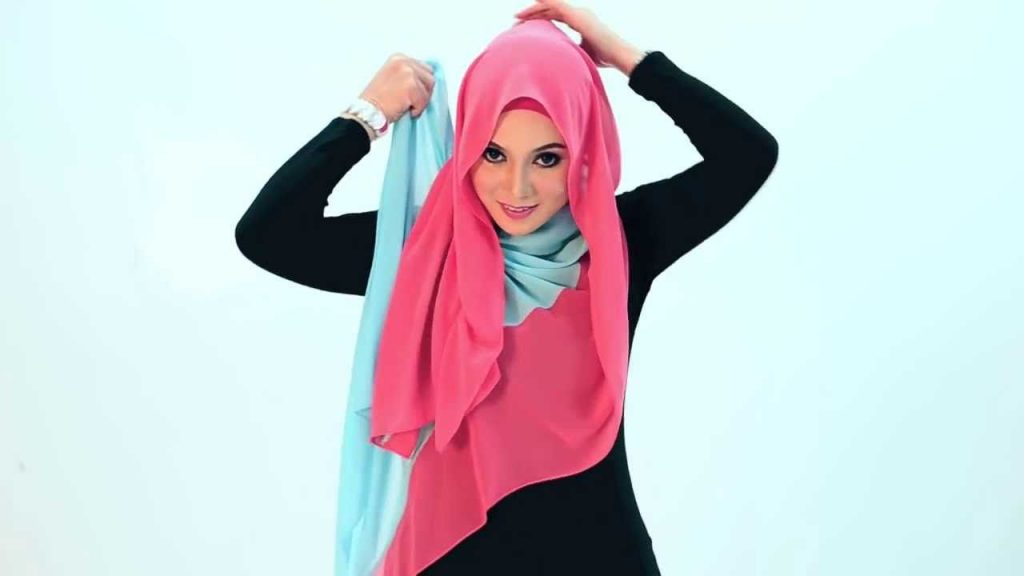 Tips memakai jilbab pashmina chiffon pelangi