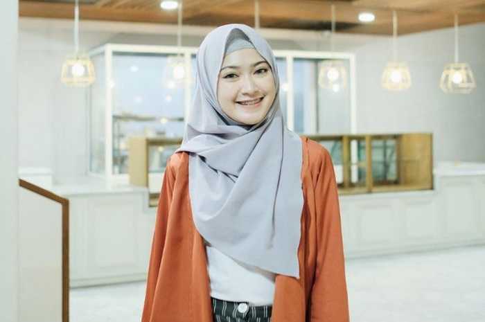 Kumpulan Trik Mengenakan Hijab Pashmina Yang Simpel