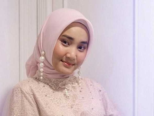 Tutorial Memakai Hijab Segitiga Ala Fatin Shidqia Lubis