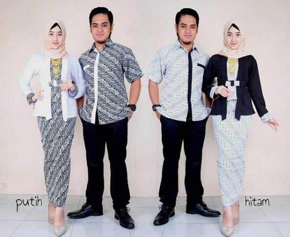 Model baju gamis batik dengan kombinasi brokat warna putih serta hitam