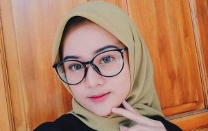 Trik Padu Padan Model Hijab Untuk Pengguna Kacamata