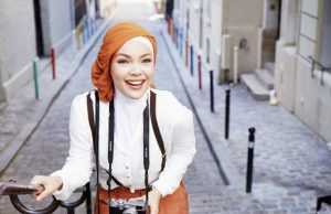 Tutorial Hijab Ala Dewi Sandra