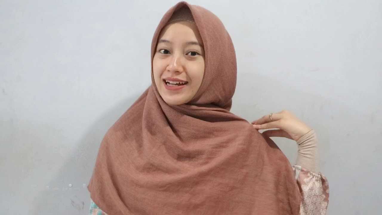 Tutorial Hijab Menutup Dada Dua Warna Untuk Kebaya