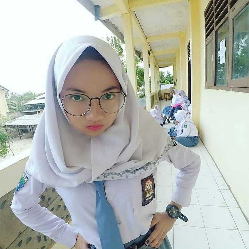 Tutorial Memakai Hijab Segitiga yang Trendi untuk anak sekolah sd smp sma